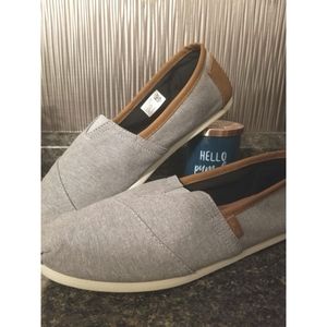 TOMS, size 12M, unisex.